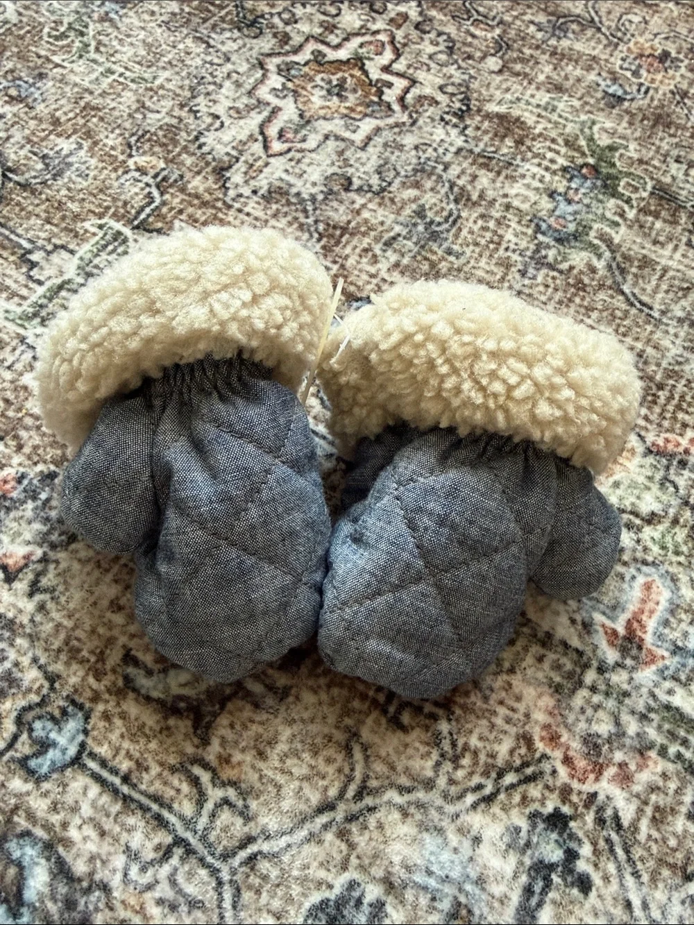 GAP Quilted Gray Kids Mittens with Cream Sherpa Cuff